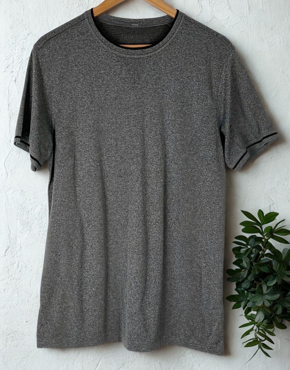 Lululemon Metal Vent Tech Shirt Mens Small Gray Running Short Sleeve EUC
